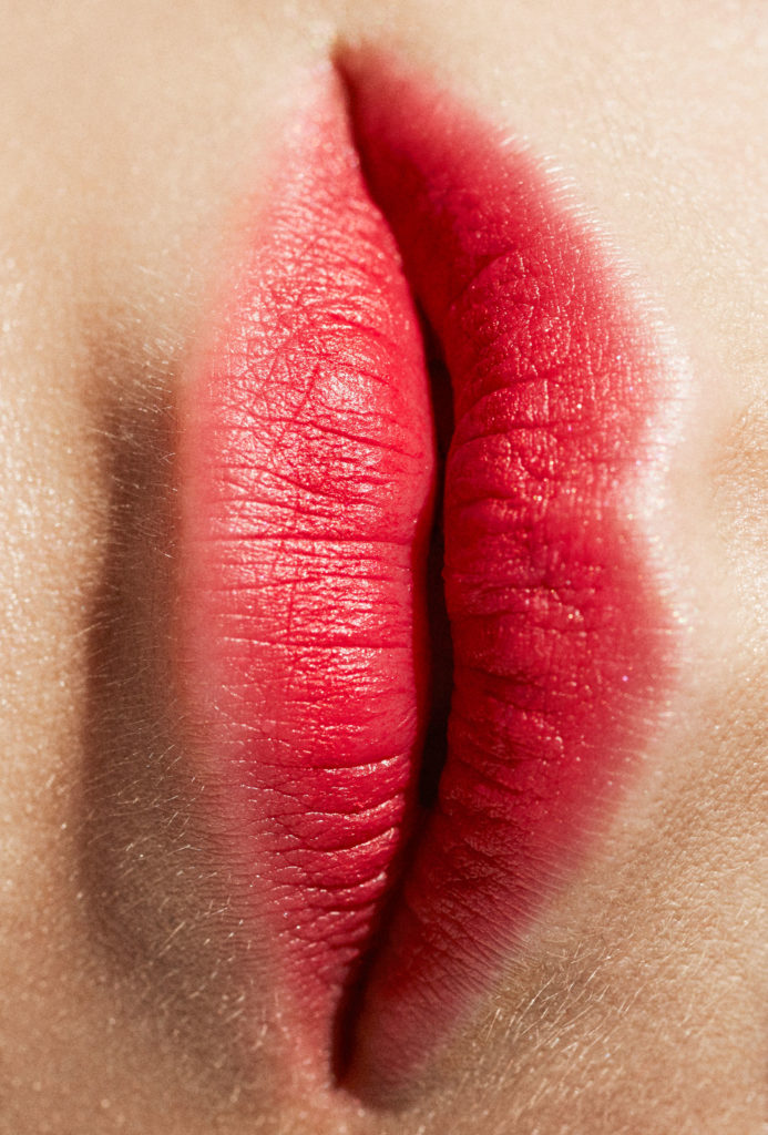 Nahaufnahme von pinken Lippen im Hochformat.
