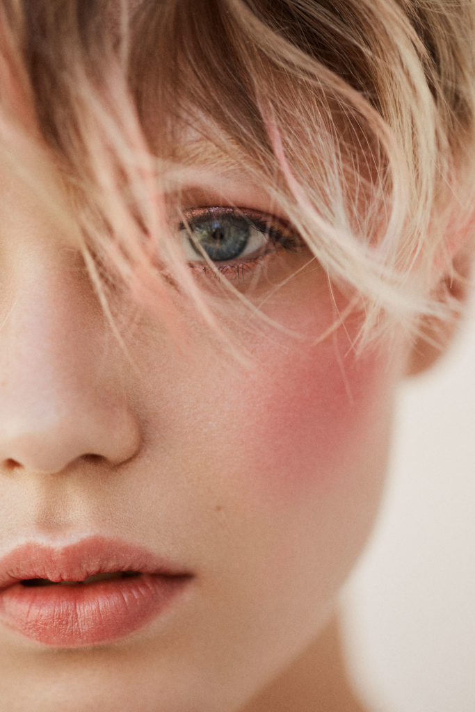 Sehr intensives Portrait von einem weiblichen Model dass in die Kamera schaut. Die Fotografie ist sehr weich und zeitlos.