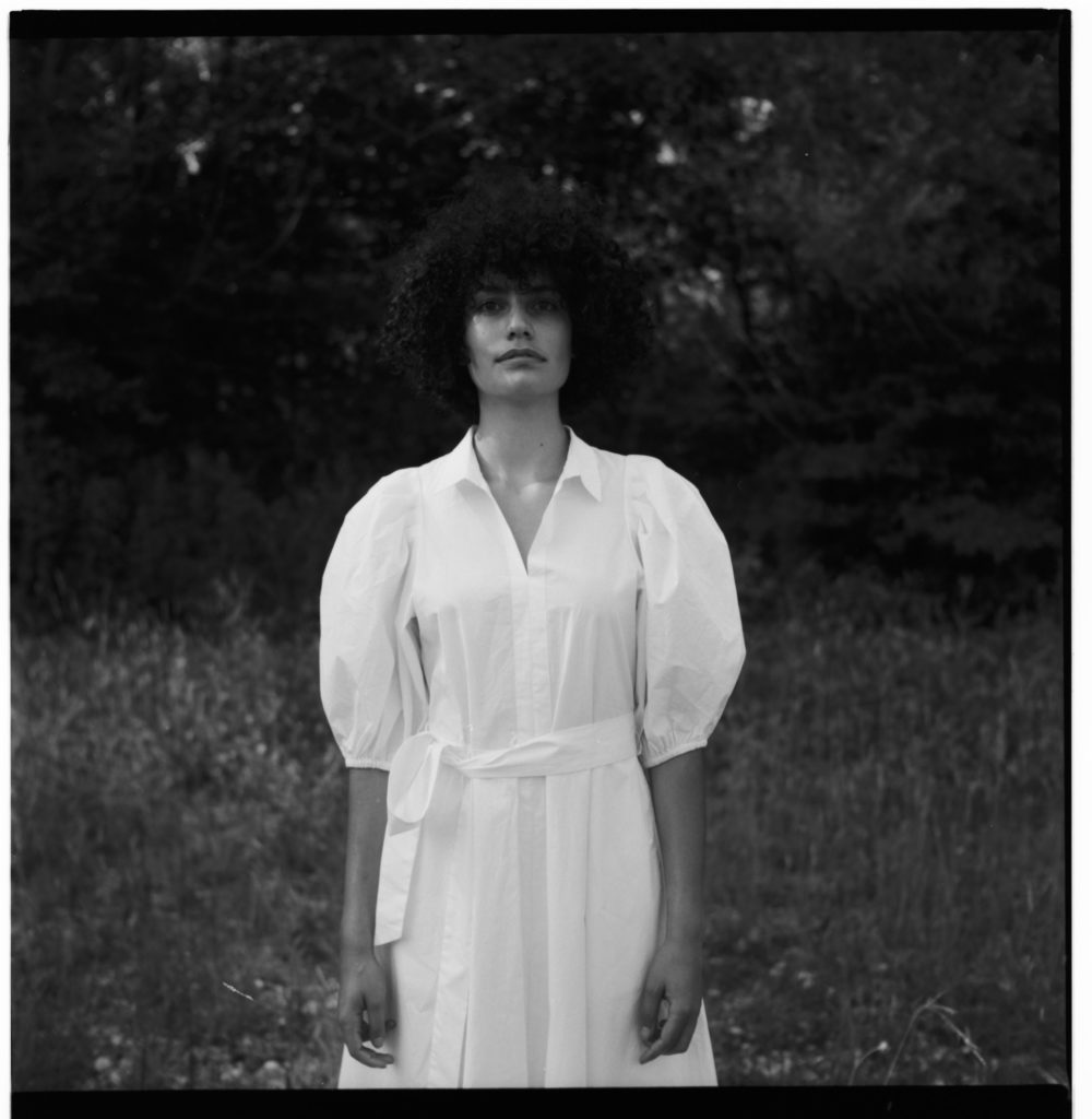 Schwarz weiß Fotografie von einer jungen Frau, sehr oldscool. Modefotografie.