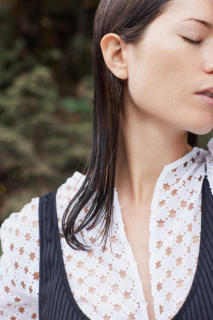 frau im anschnitt mit nassen haaren und geschlossenen augen