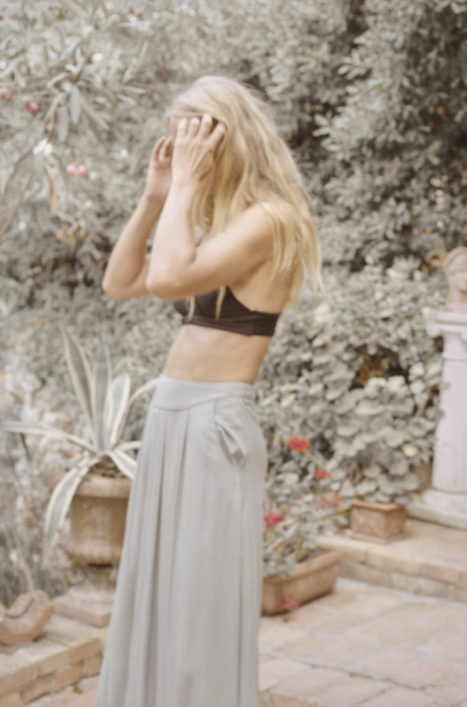 blonde-frau-greift-sich-in-die-haare-gesicht-nicht-zu-erkennen