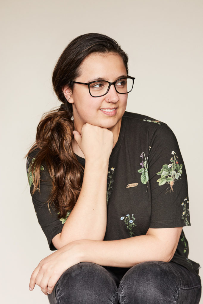 frau-laechelt-schaut-aus-bild-raus