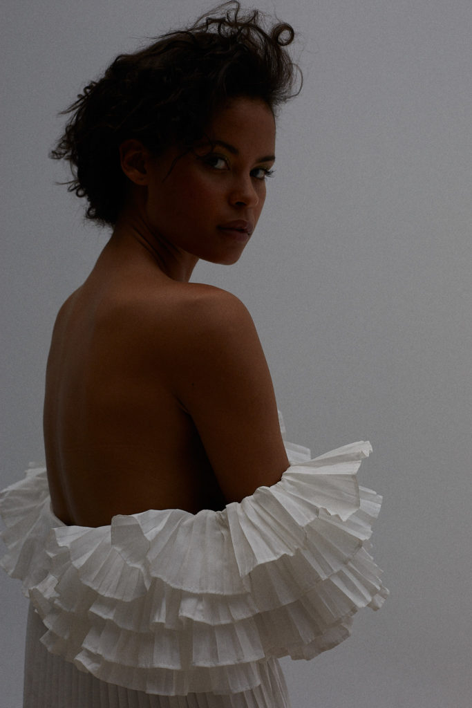 Weibliches Model mit wenig Licht fotografiert. Man sieht nur sehr schwer die Umrisse.