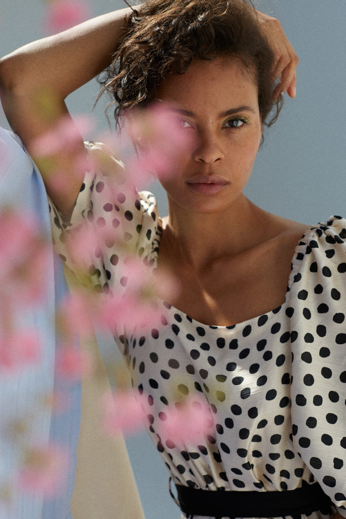 Portrait von einem weiblichen Model, dass in die Kamera schaut.