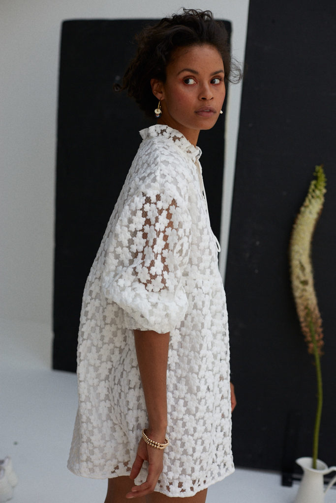 weibliches-model-in-weißem-kleid-im-fotostudio-mit-natürlichem-licht-schaut-in-die-kamera-stimmung-neutral