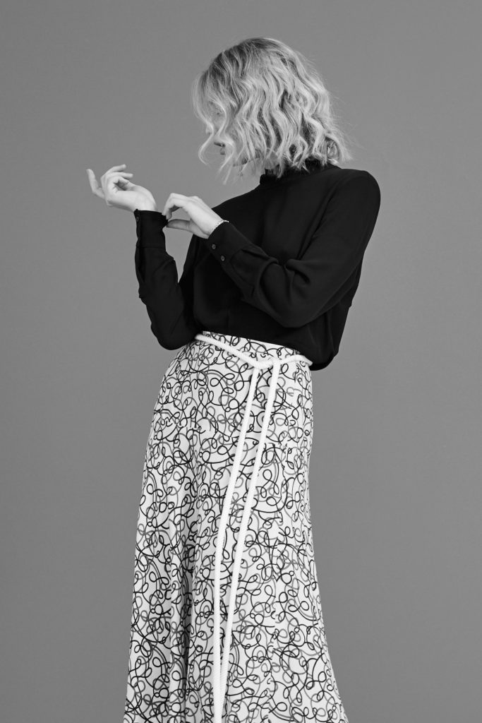 schwarz-weiss-foto-weibliches-model-mit-haaren-vorm-gesicht-schaut-nach-unten