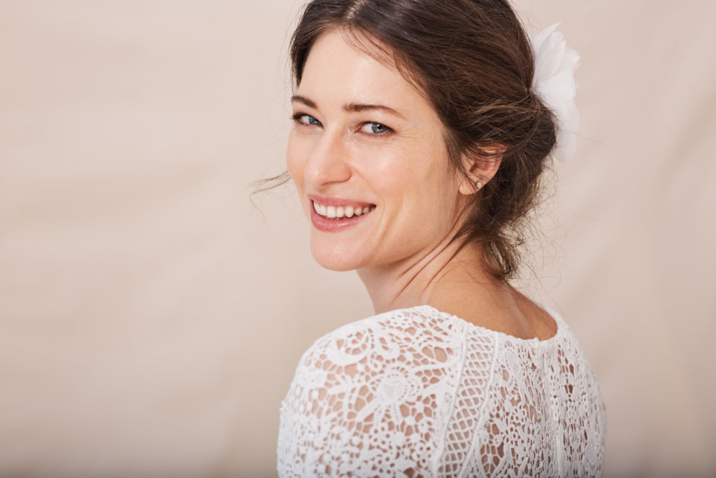 braut im fotostudio, lacht in die kamera