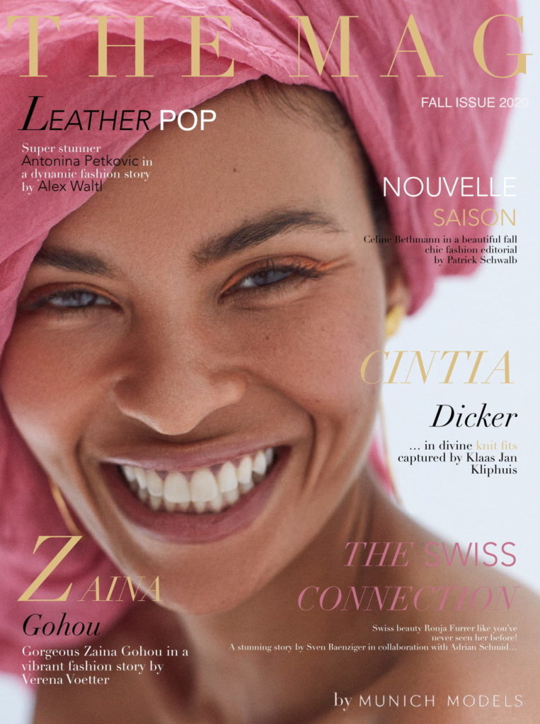 Ein Magazincover mit einem lachendem Model und Schrift.