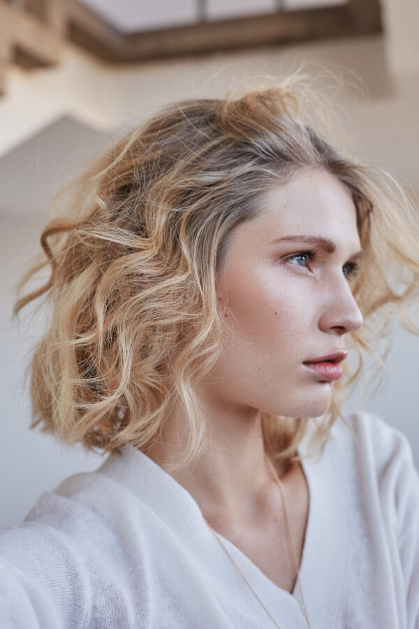 Portrait einer blonden jungen Frau.