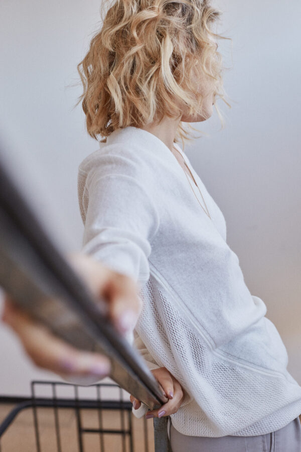 Weibliches blondes Model an einem Treppengeländer.