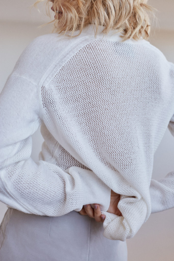 Model von hinten, die Stimmung ist sehr hell und warm.