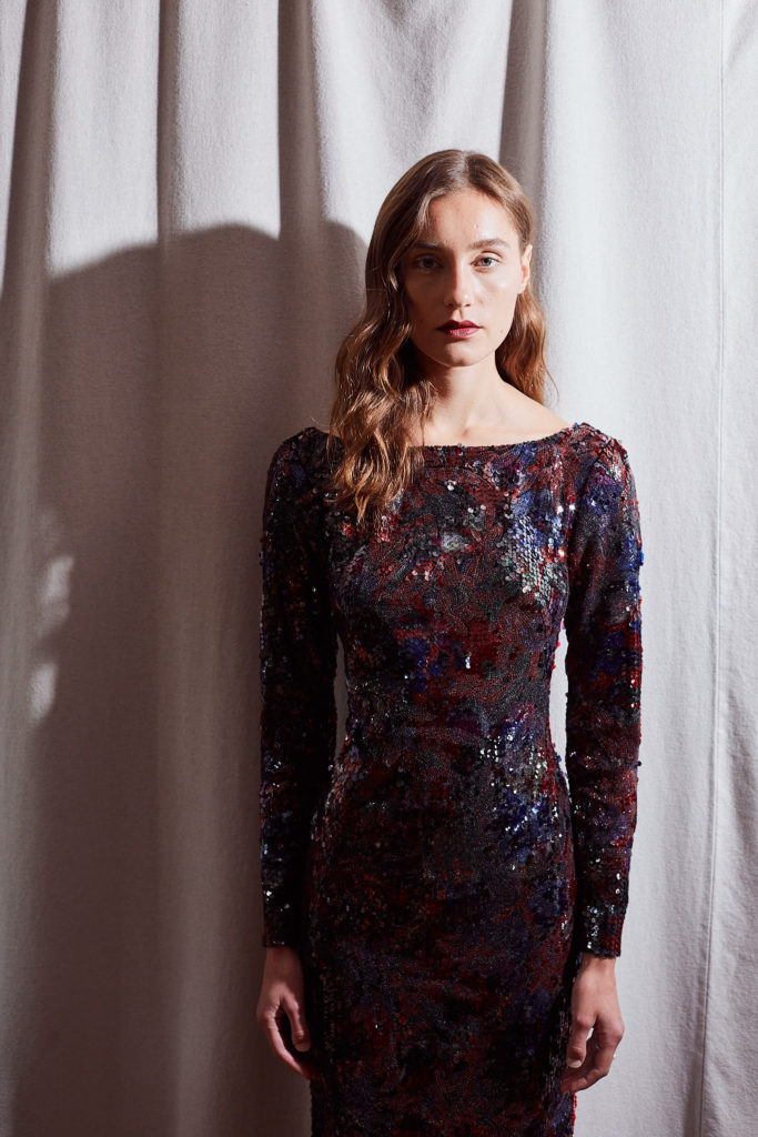 Weibliches Model vor einem Vorhang, sehr schick.