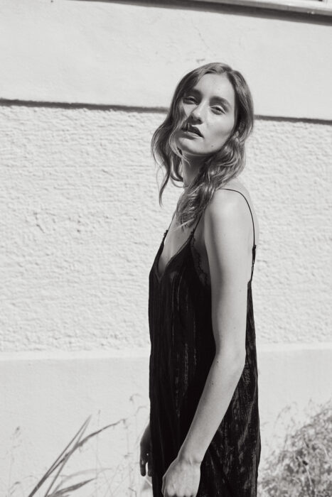 Schwarz Weiß Fotografie aus einem Sedcardshooting in München.