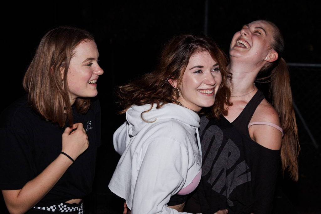 portrait-von-drei-jungen-lachenden-frauen