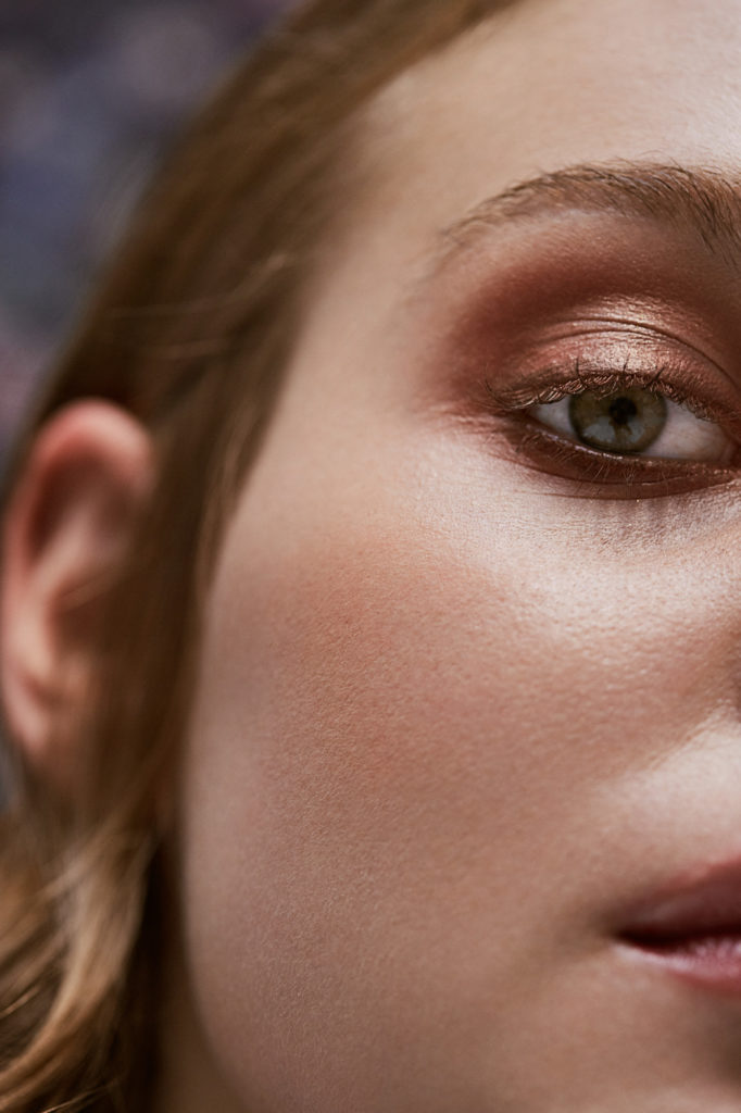 model-im-anschnitt-stark-geschminktes-auge-und-ohr-zu-sehen