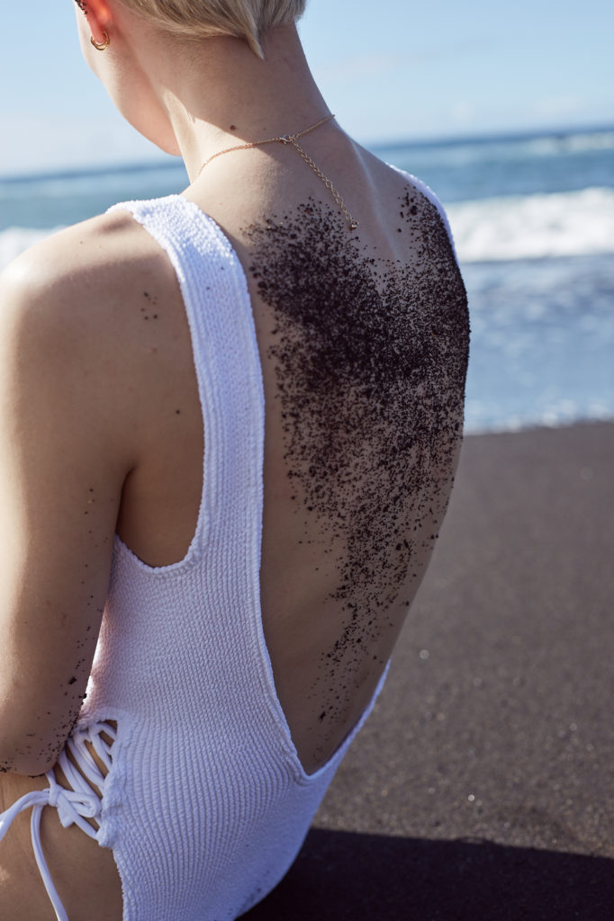 ruecken-vom-model-mit-schwarzem-sand