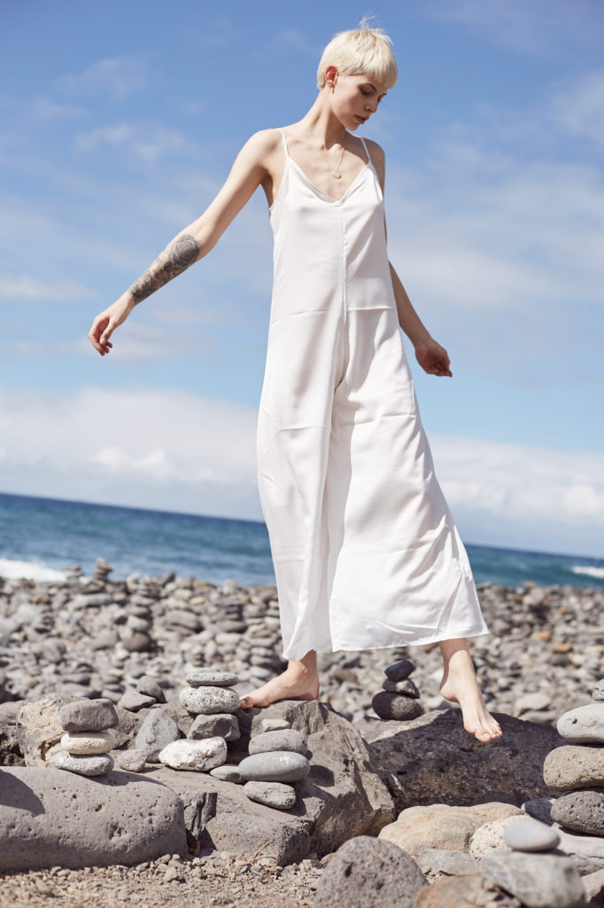 model-steht-auf-steinen-am-meer