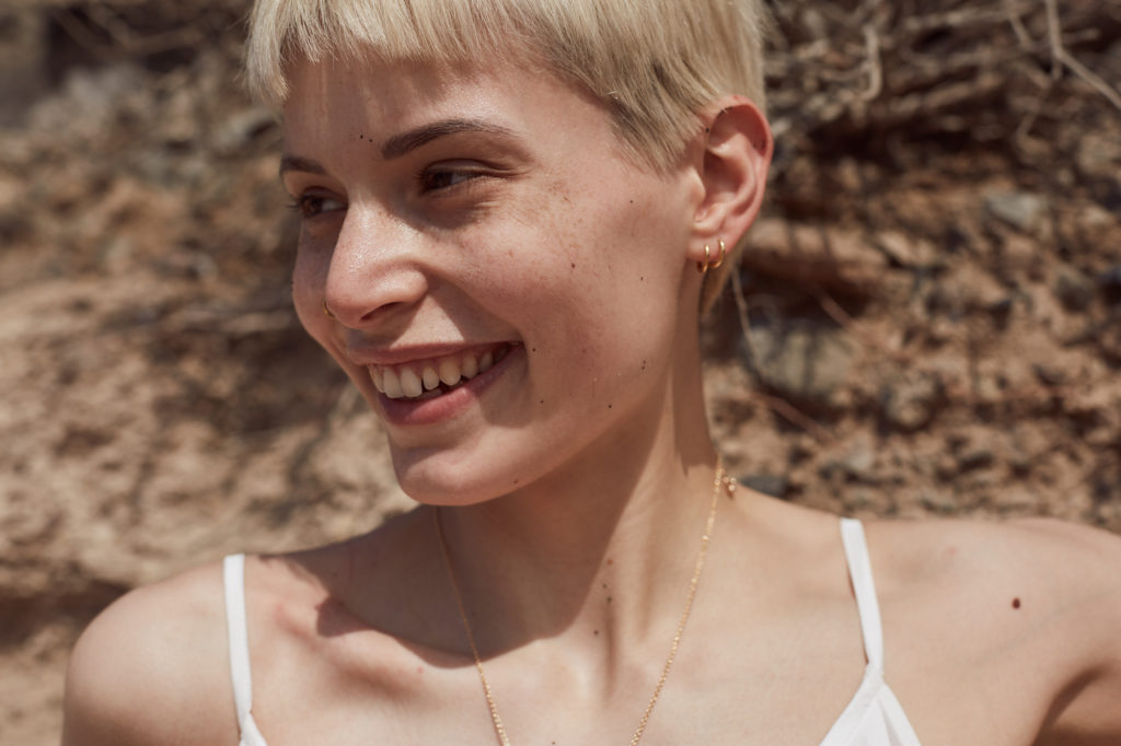 model-lacht-alles-ton-in-ton