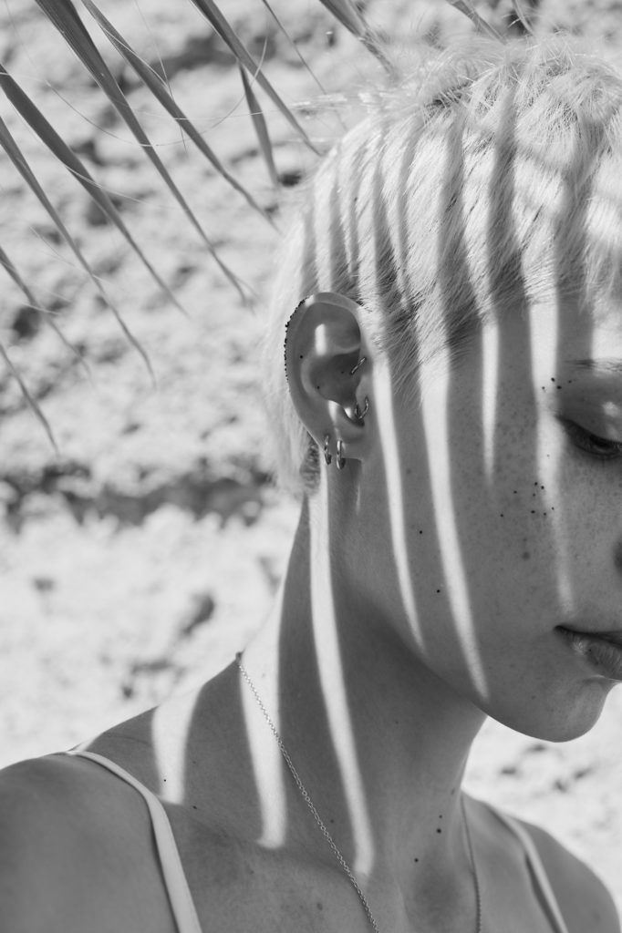 schwarz-weiß-bild-mit-schatten-von-palme-im-gesicht