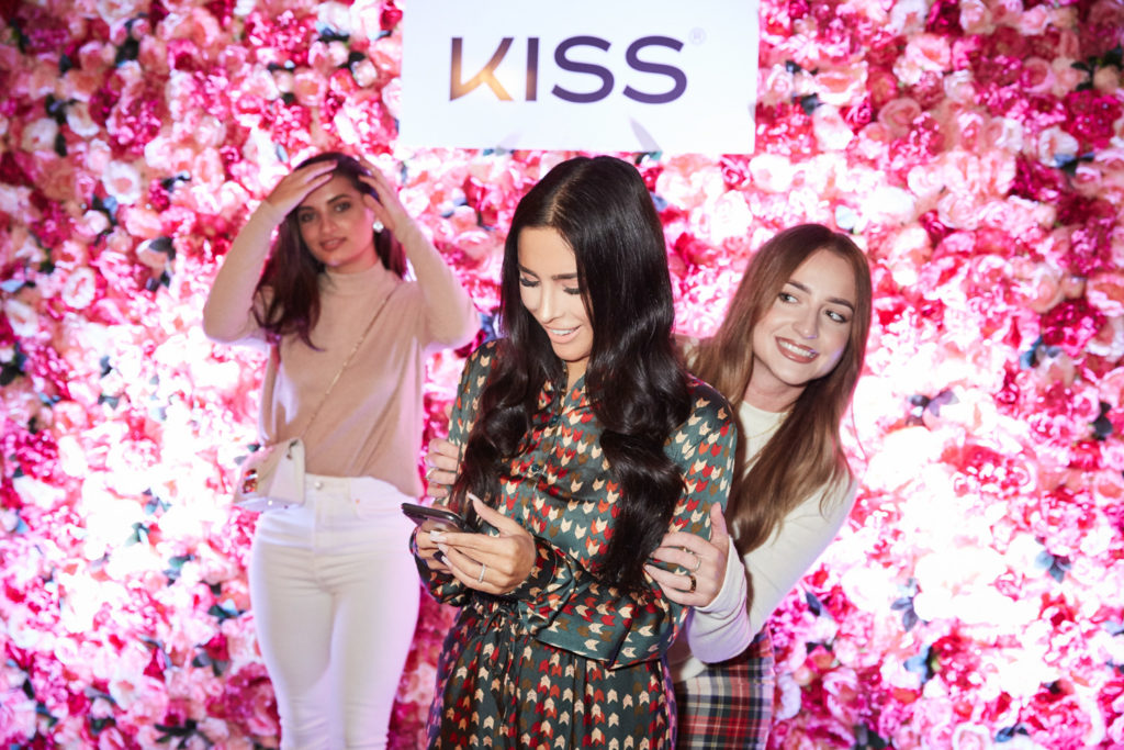 Drei Frauen bei einem Make up Event vor einer Fotowand in München.