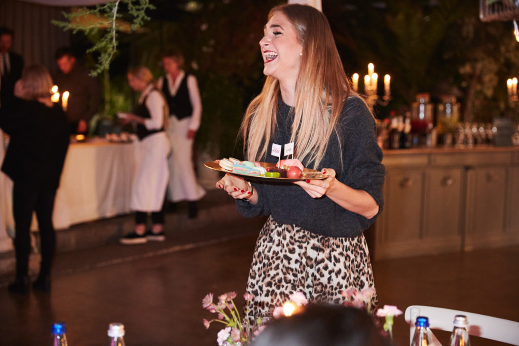 junge-frau-bei-influencer-event-lacht-herzhaft