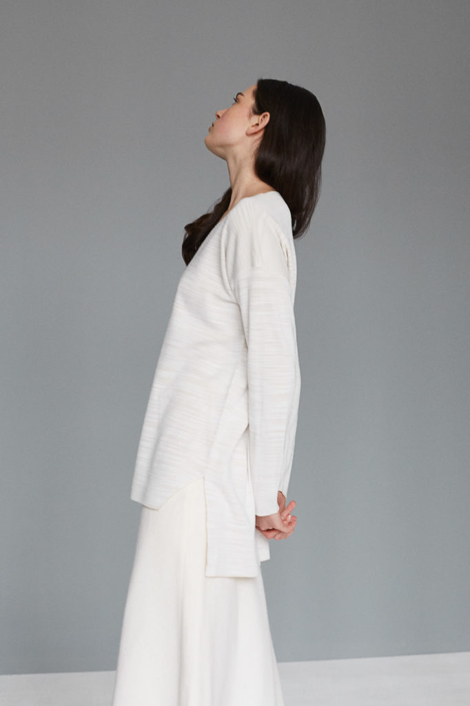 model-ganz-in-weiß-dreht-sich-weg