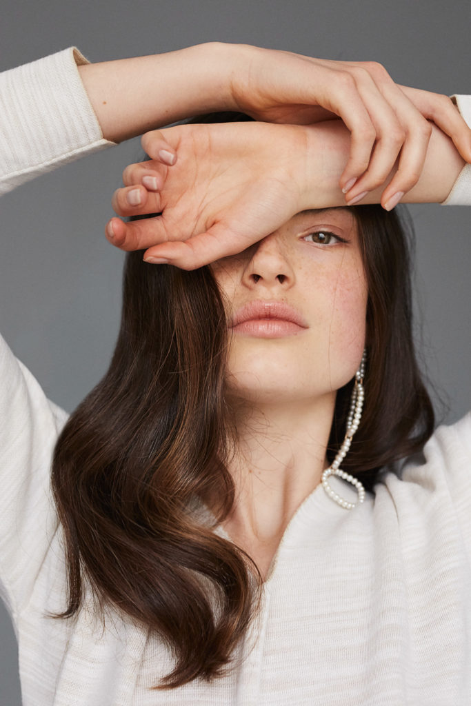 model-hat-haende-vor-gesicht