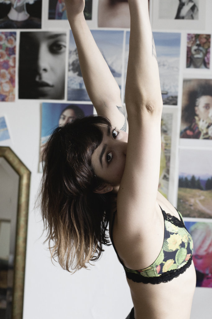 frau schaut in kamera, arme in der luft