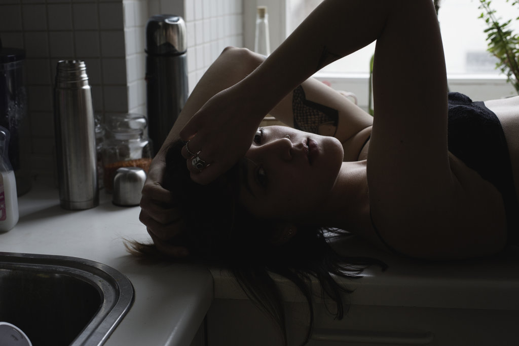 frau in küche, liegt auf der fensterban, sehr stimmungsvoll