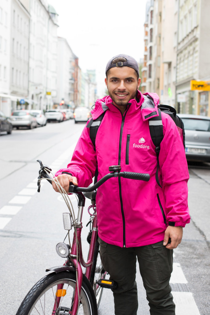 portrait von lieferservice radfahrer mit rad in der stadt