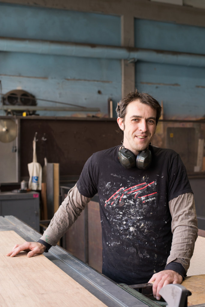 portrait von mann in werkstatt