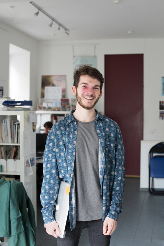 portrait von jungem mann im büro