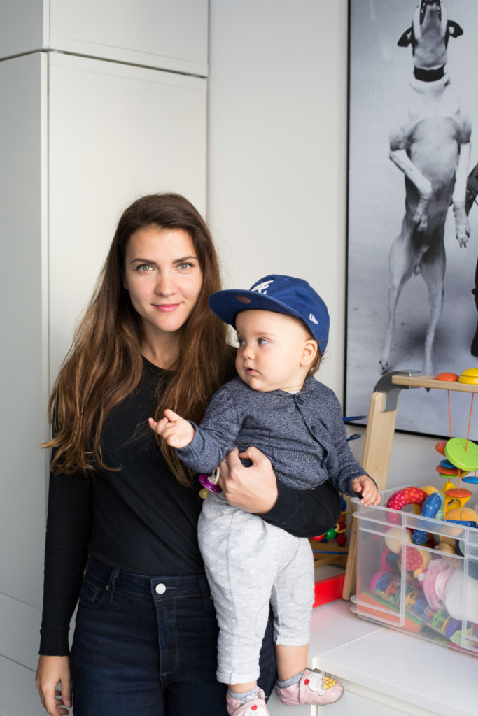 foto von frau mit kind auf dem arm