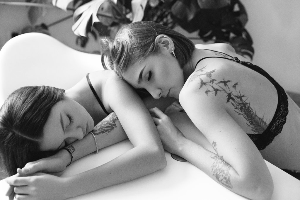 schwarz weiß portrait von zwei frauen