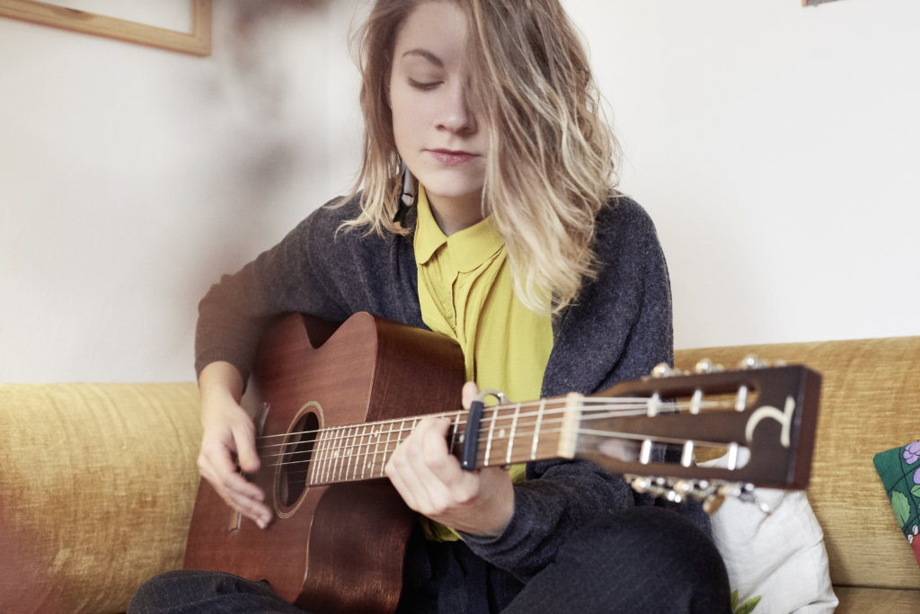 portrait musikerin mit gitarre