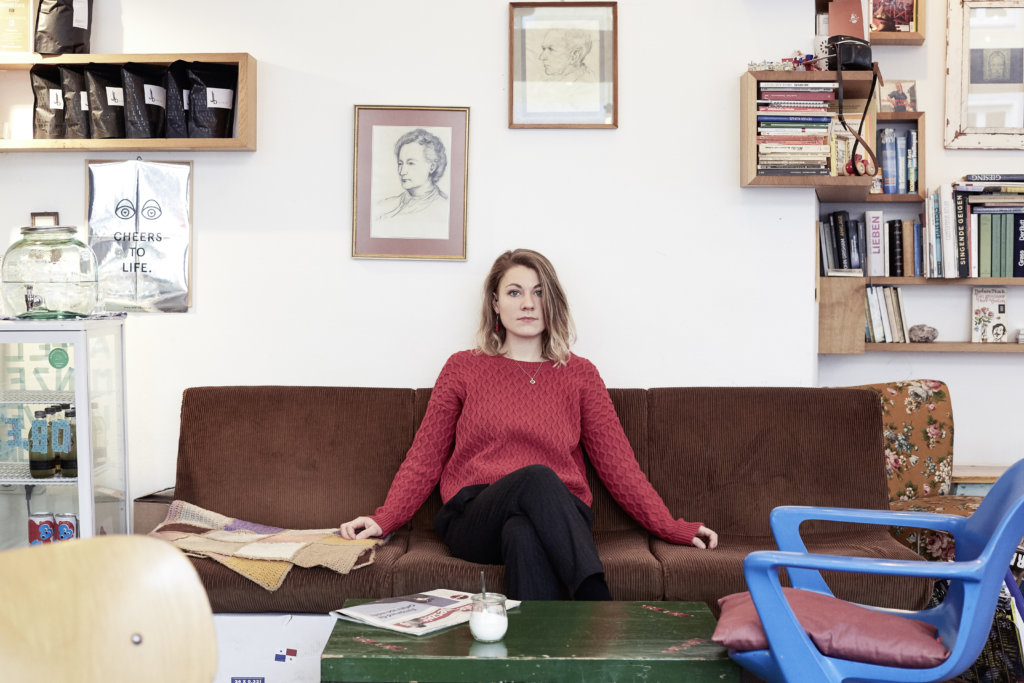 portrait musikerin auf couch