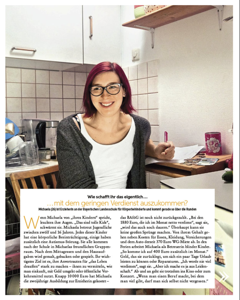 frau vor rad mit text, auszug aus zeitung