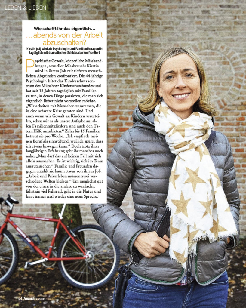 frau vor rad mit text, auszug aus zeitung