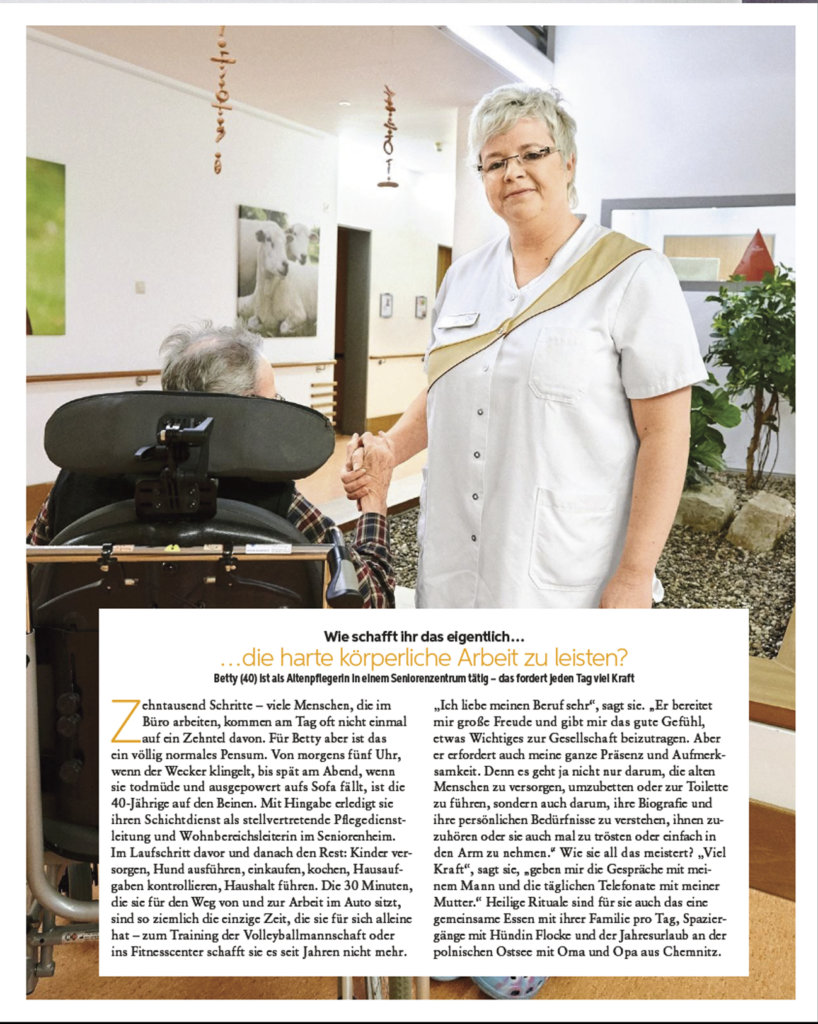 frau vor rad mit text, auszug aus zeitung