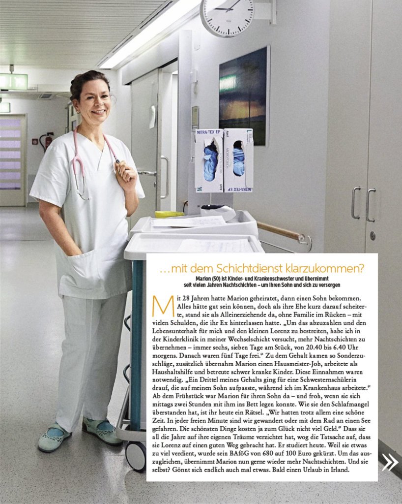 frau vor rad mit text, auszug aus zeitung