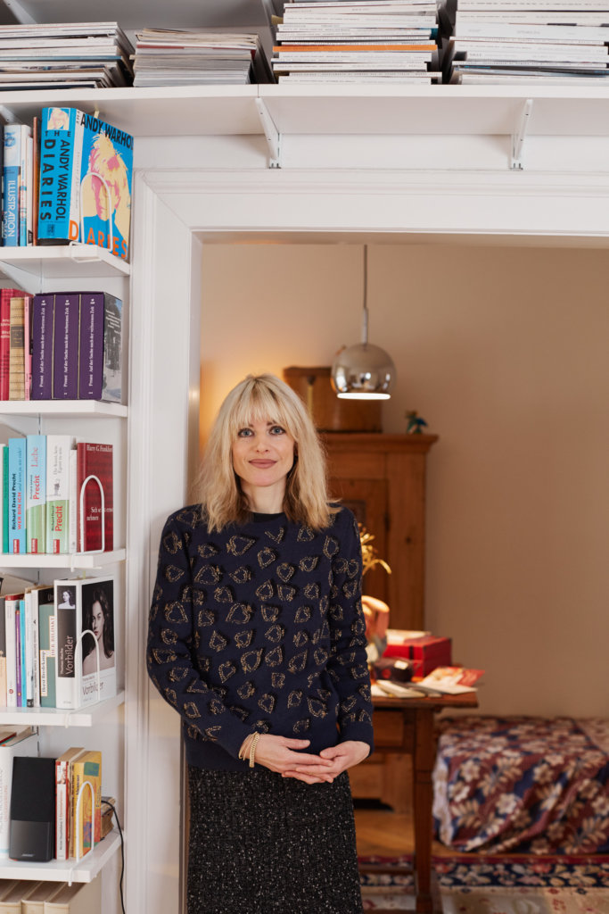 portrait von schriftstellerin in ihrer wohnung, rebekka reinhard münchen