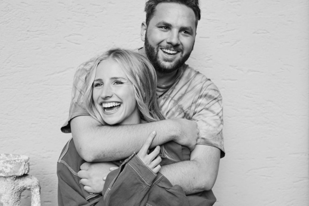 schwarzweiß portraitsn fröhlich, natürliches licht