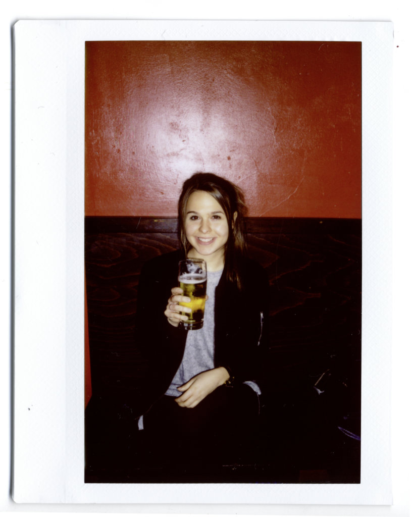 portrait auf polaroid fotografiert, geblitz, lächelnde frau