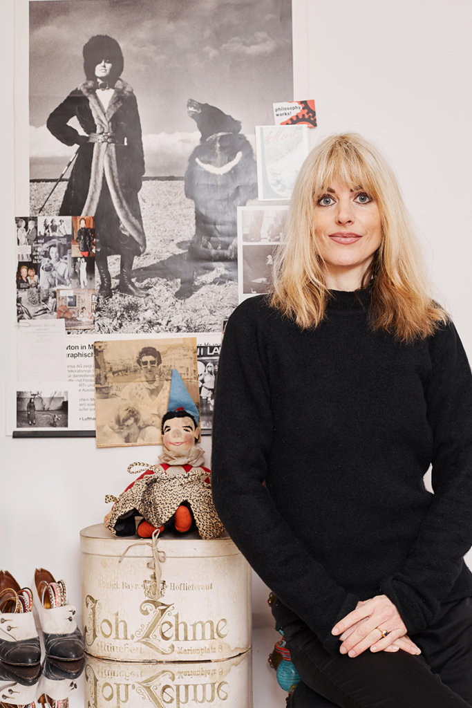 portrait von schriftstellerin in ihrer wohnung, rebekka reinhard münchen