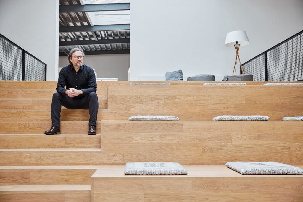 mann auf stufen, schaut zur seite