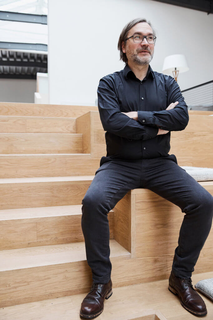 mann auf stufen, schaut an der kamera vorbei