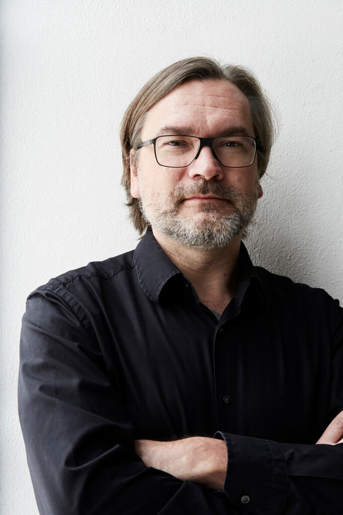 portrait von mann, schaut in die kamera, ernst