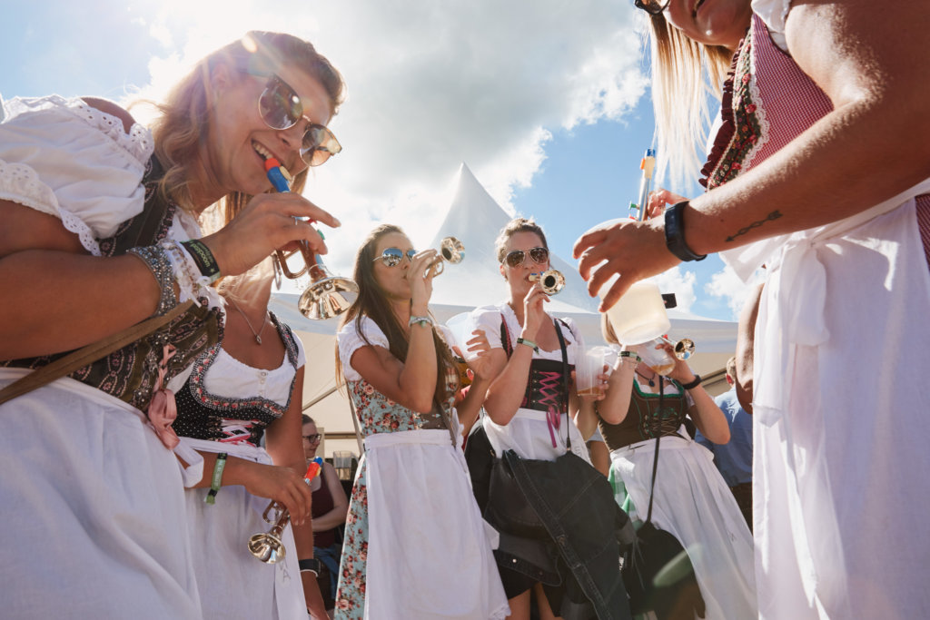 gruppe von frauen in dirndl lachen in kamera