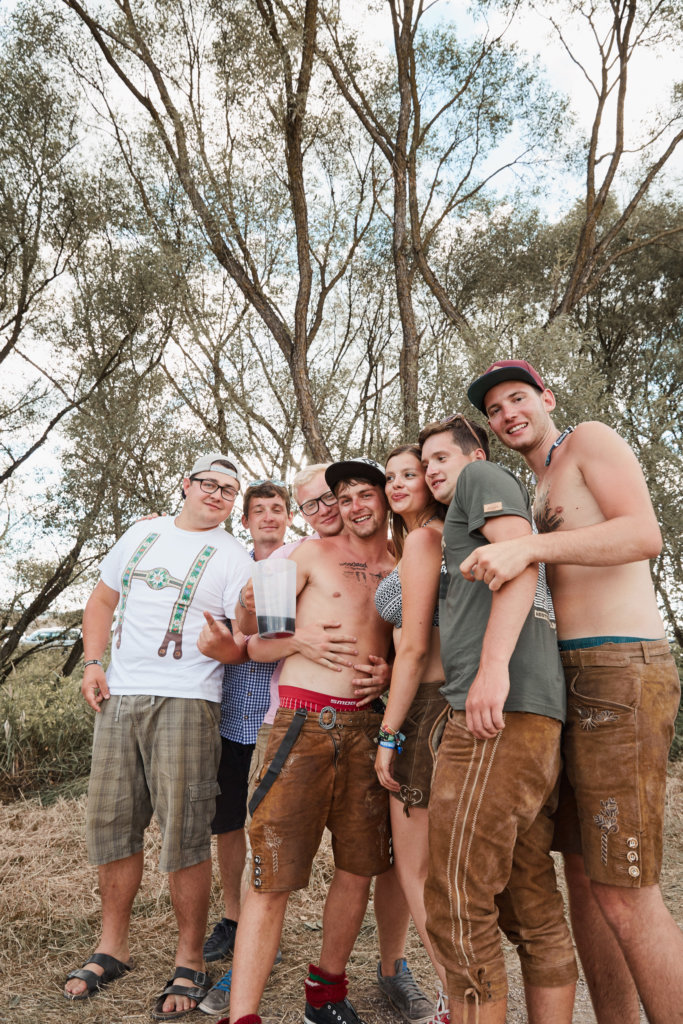 gruppe von leuten auf festival, schauen in kamera