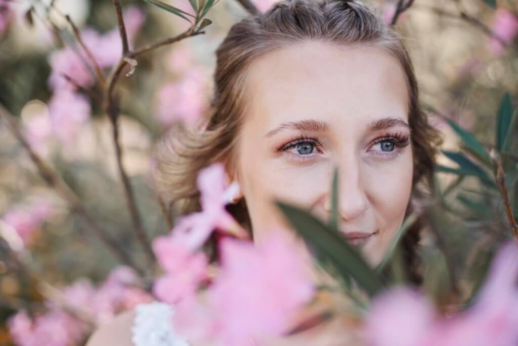 Braut hinter Blumen fotografiert